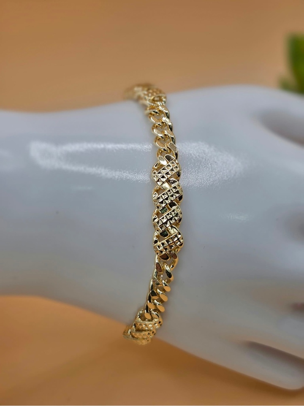 Elegant Gold-Tone Women's Bracelet - Classic Link Design